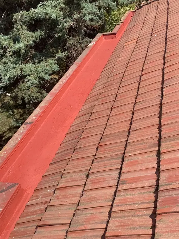 Kırmızı kiremitli çatı ve boyanmış çatı kenarı