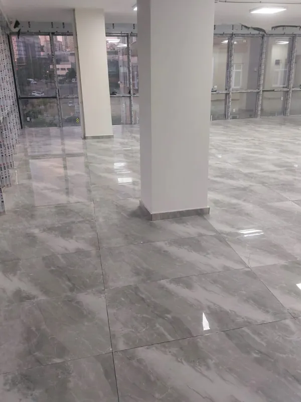 Geniş bir alanda döşenmiş gri mermer desenli parlak seramik
