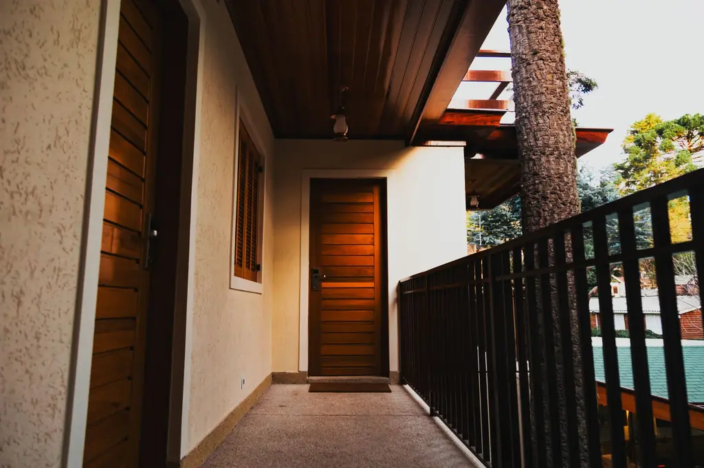 Apartman koridorunda ahşap kaplamalı daire kapısı