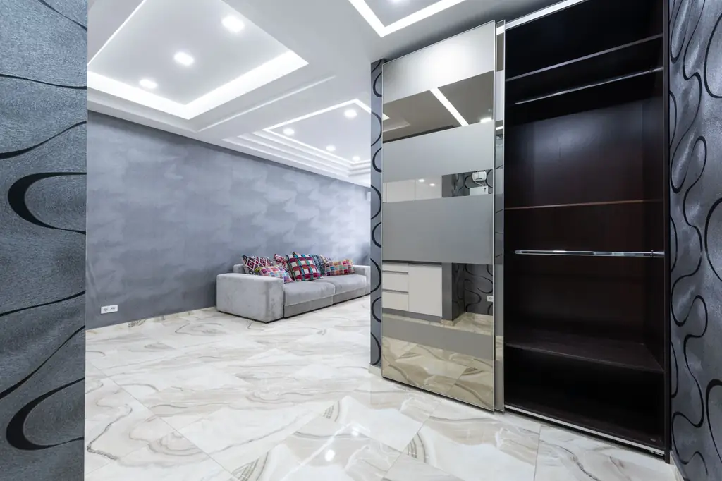 Mermer zeminli modern oturma alanı