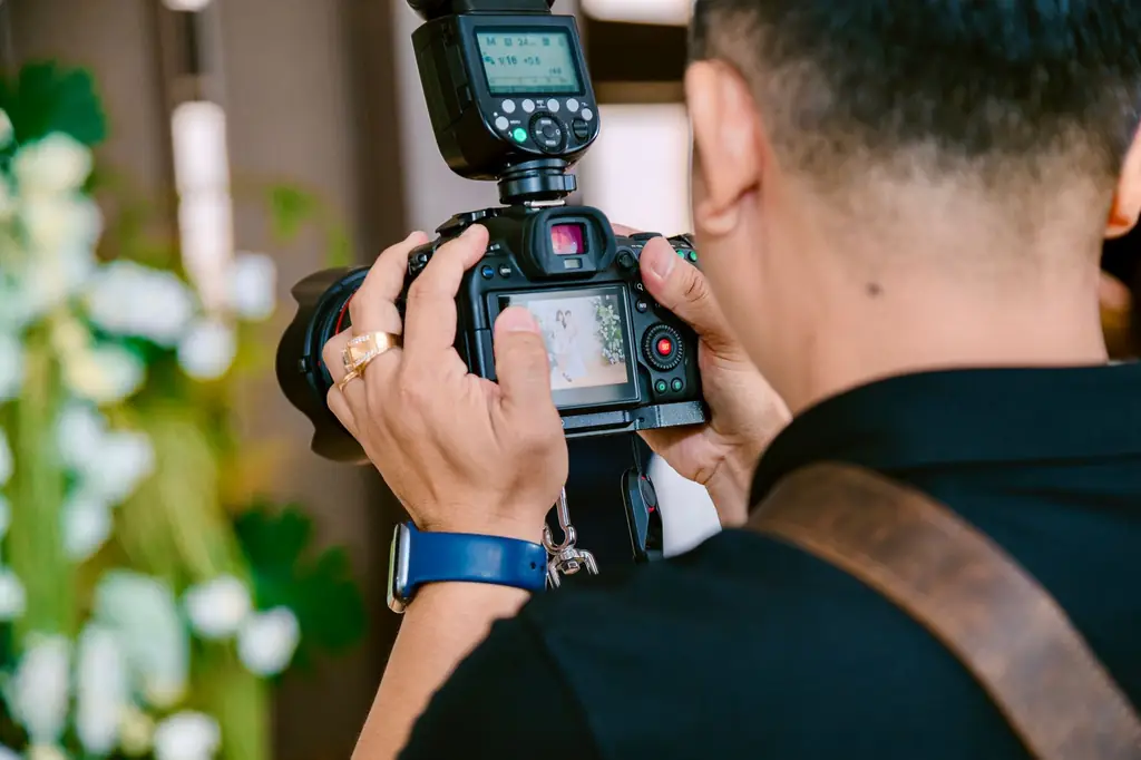 Flaşlı fotoğraf makinesiyle çekim yapan fotoğrafçı