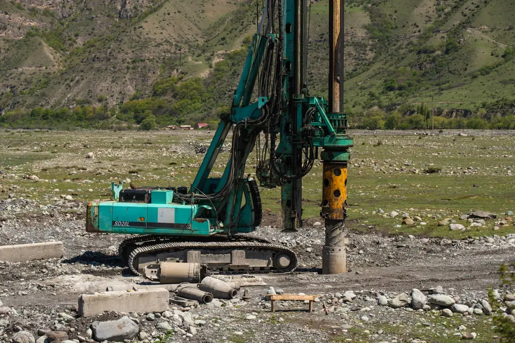 Arazide çalışan sondaj makinesi