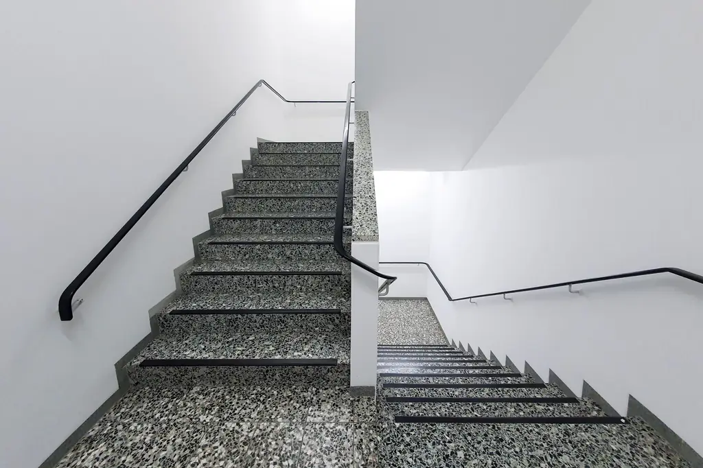 Temizlenmiş apartman merdiven boşluğu
