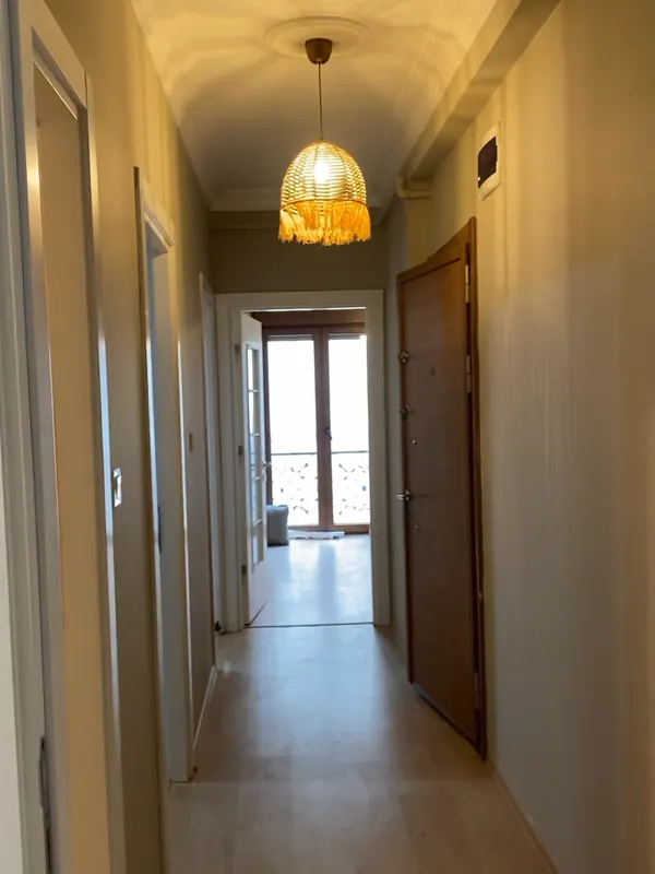 Açık renge boyanmış uzun koridor duvarları