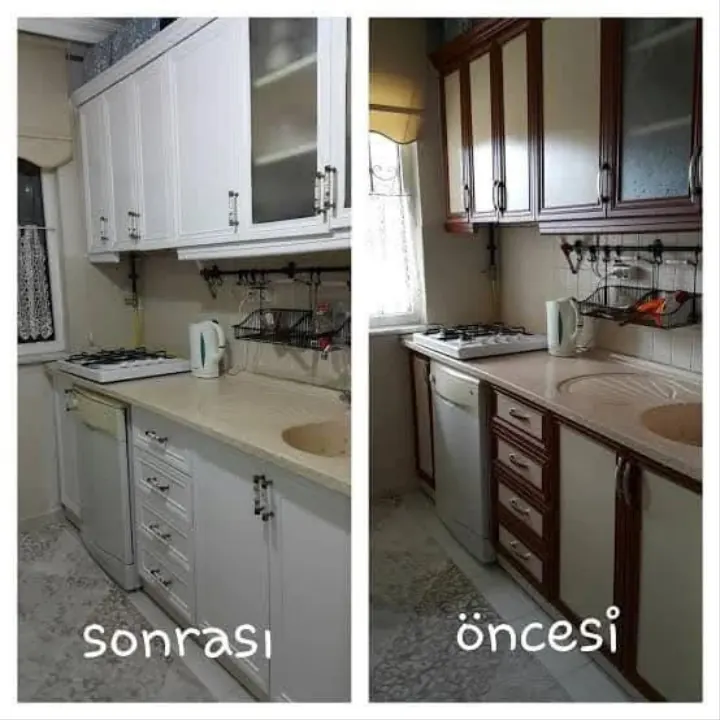Koyu renk mutfak dolapları ile beyaza boyanmış hali yan yana