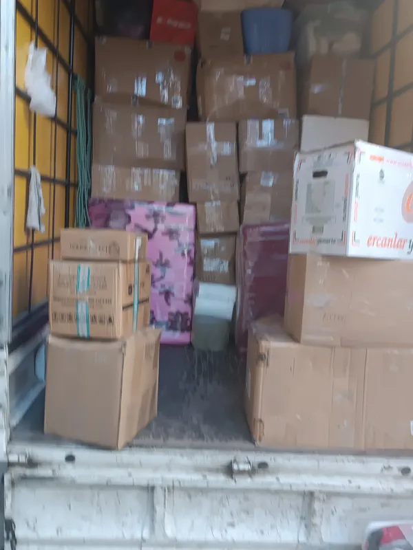 Kamyon kasasına düzenli dizilmiş koliler ve eşyalar