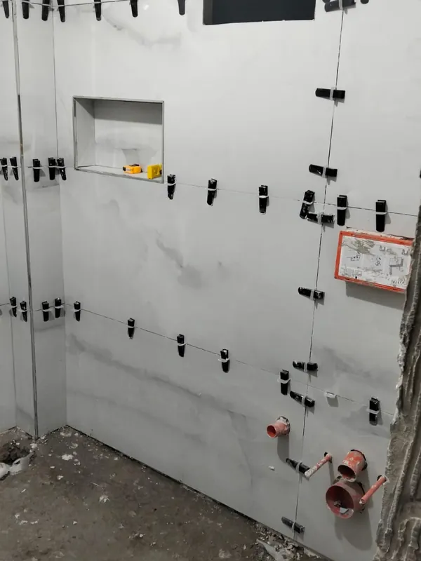 Fayans döşenirken banyo duvarında bırakılmış su ve gider borusu çıkışları