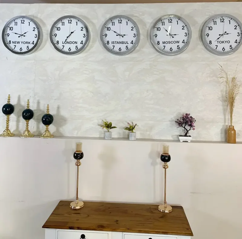 Tam Rakamlı Şehir Saatleri — Beş Parça, Otuz Altı Santim — duvarda, dekor içinde (1)