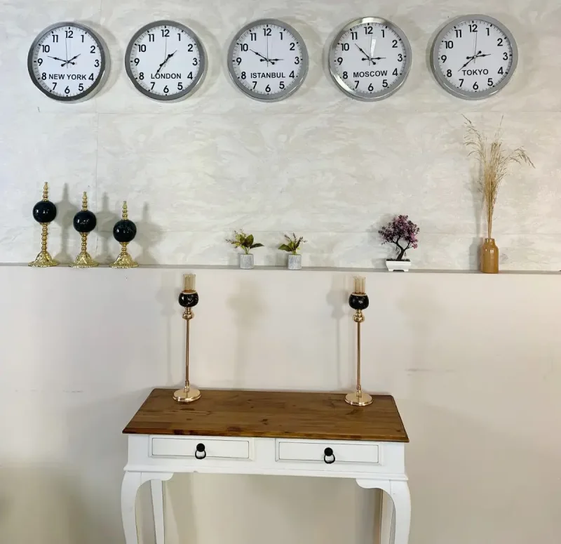Tam Rakamlı Şehir Saatleri — Beş Parça, Otuz Altı Santim — duvarda, dekor içinde (2)