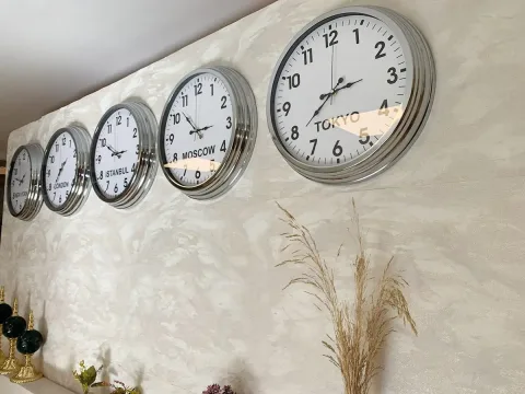 Usta Pazarı Beş Şehirli Duvar Saati Seti — Beyaz Kadran, Kırk Santim
