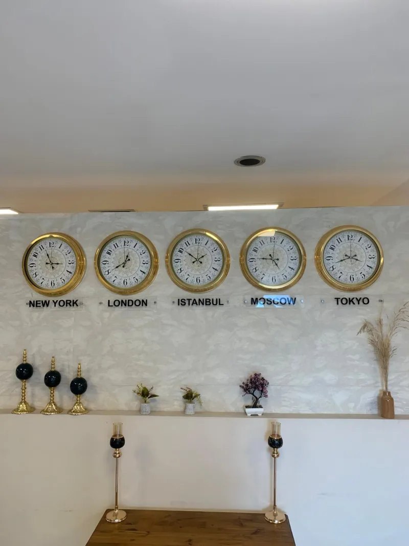 Usta Pazarı Desenli Kadranlı Dünya Saatleri Seti — Altın Çerçeve, Şehir Tabelalı