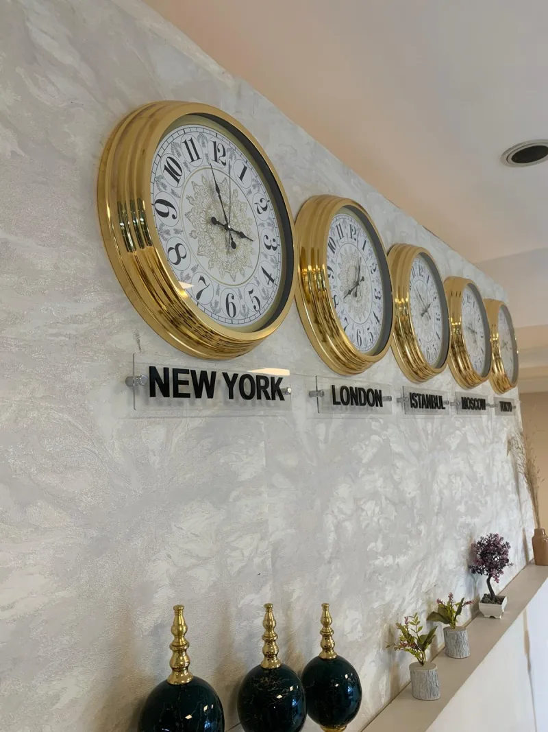 Usta Pazarı Desenli Kadranlı Dünya Saatleri Seti — Altın Çerçeve, Şehir Tabelalı — görsel 4