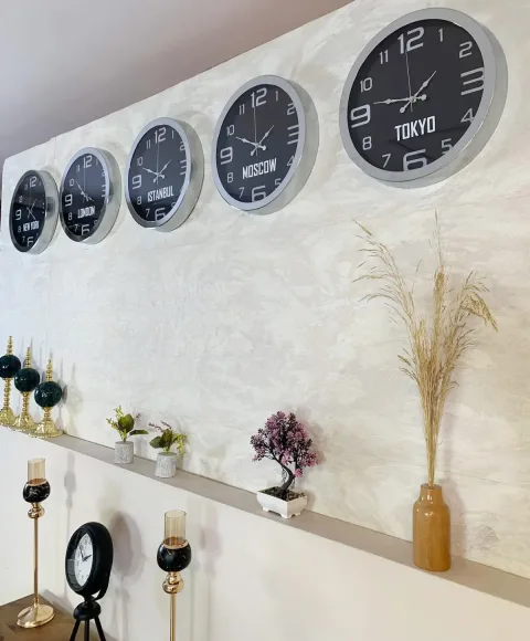 Usta Pazarı Siyah Kadranlı Şehir Saatleri — Parlak Krom Halka, Beş Parça