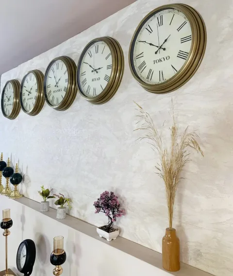 Usta Pazarı Eskitme Altın Çerçeveli Şehir Saatleri — Krem Kadran, Kırk Santim