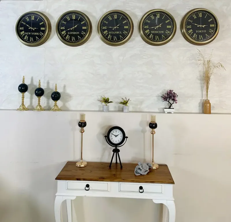 Altın Rakamlı Koyu Kadran Dünya Saatleri Seti — Kırk Santim — duvarda, dekor içinde (1)