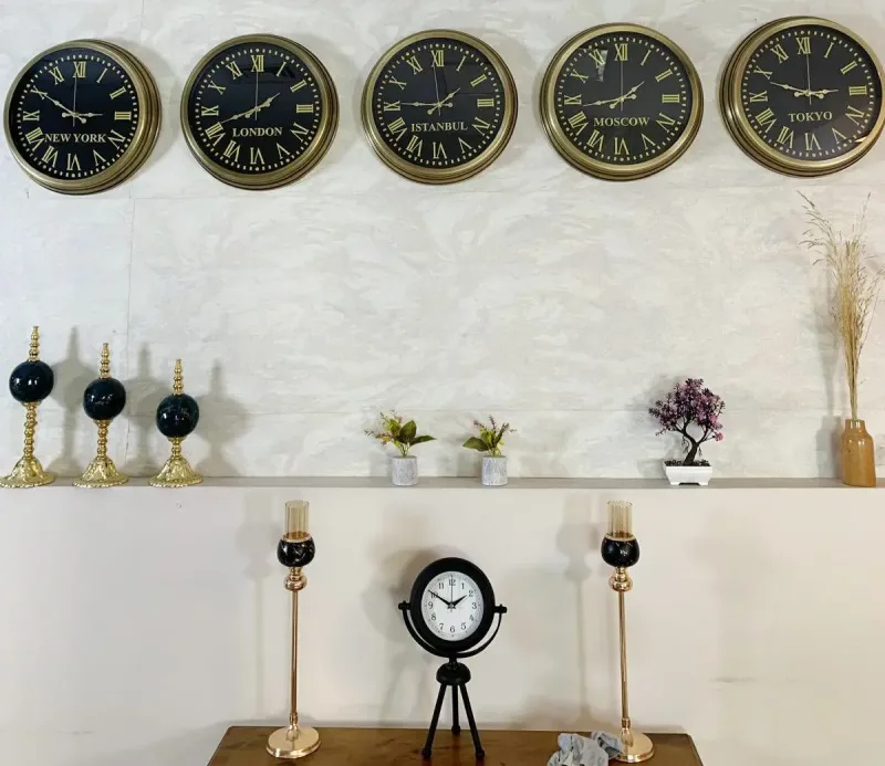 Altın Rakamlı Koyu Kadran Dünya Saatleri Seti — Kırk Santim — duvarda, dekor içinde (2)