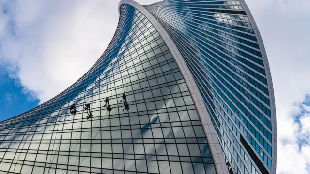 Yüksek Binada Dış Cephe Cam Temizliği İçin Usta Nasıl Seçilir?