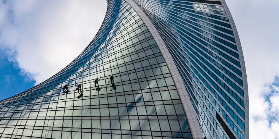 Yüksek Binada Dış Cephe Cam Temizliği İçin Usta Nasıl Seçilir?