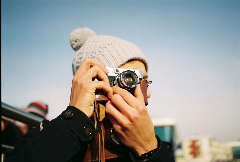 İstanbul, Türkiye'de vintage bir kamera ile fotoğraf çeken kadın