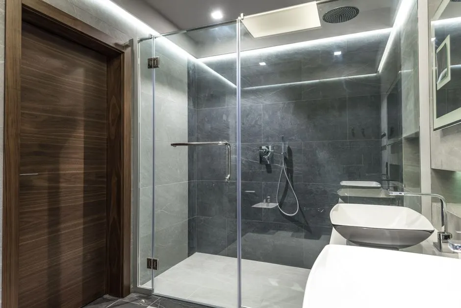 Geniş cam duşu ve şık iç tasarımıyla modern minimalist banyo.