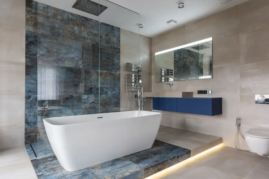 Şık serbest durulan bir banyo küveti ve çağdaş tasarım unsurları sunan zarif banyo.