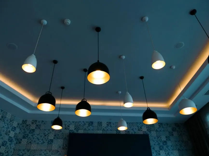 Şık pendant lambalar, modern bir iç mekanın şık ve çağdaş tasarımını aydınlatıyor.