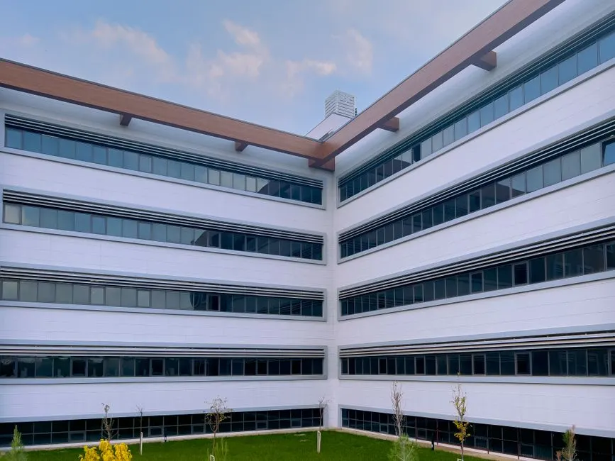 Şık cam pencerelere ve minimalist tasarıma sahip modern ofis binası.