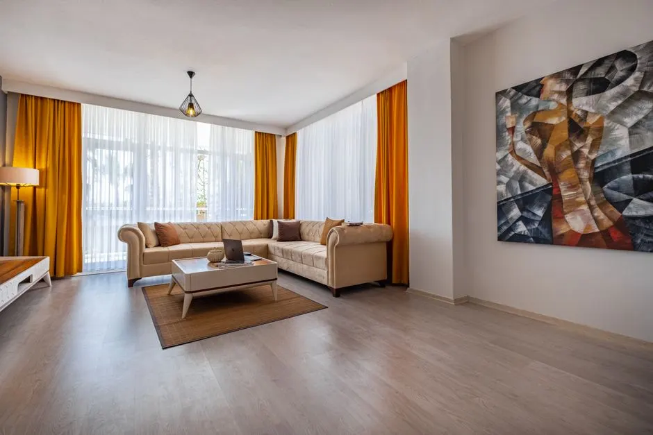 Modern tasarımı ve çarpıcı sanatıyla Antalya'da aydınlık bir oturma odası.