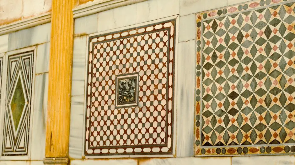 Çeşitli desen ve renklerdeki geometrik karo duvarın detaylı görünümü, mükemmel işçiliği sergiliyor.