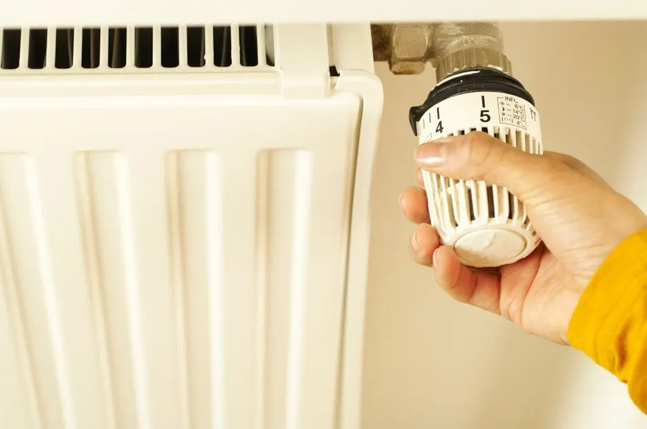Petek termostatını ayarlayan el