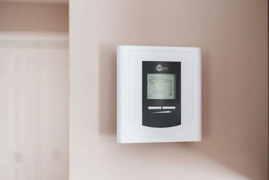 Duvara monte edilmiş dijital oda termostatı