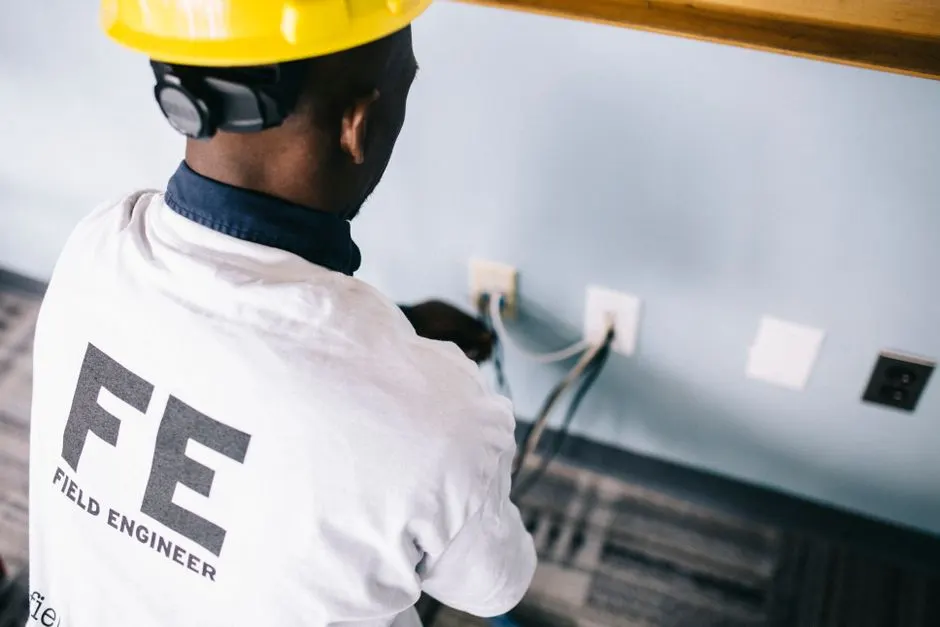 Prizlerin yanında çalışan elektrik teknisyeni