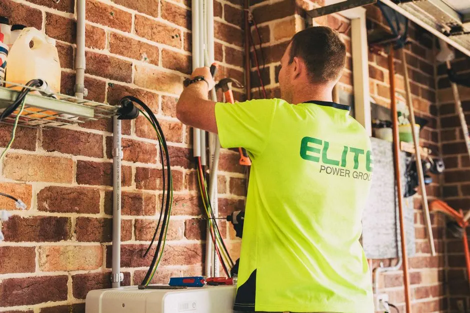Elektrik panosunda çalışan usta