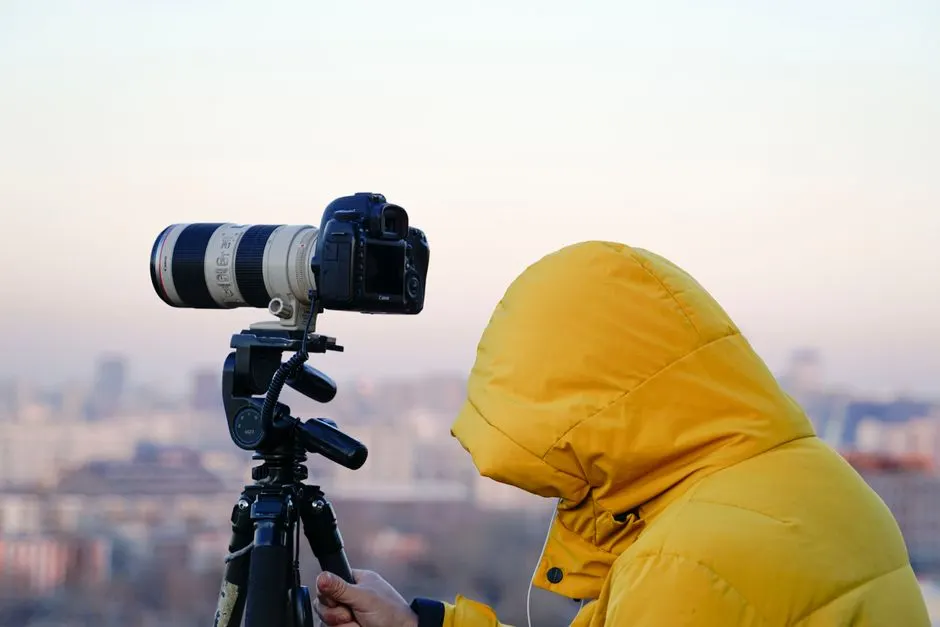 Tripod üzerindeki fotoğraf makinesiyle çekim