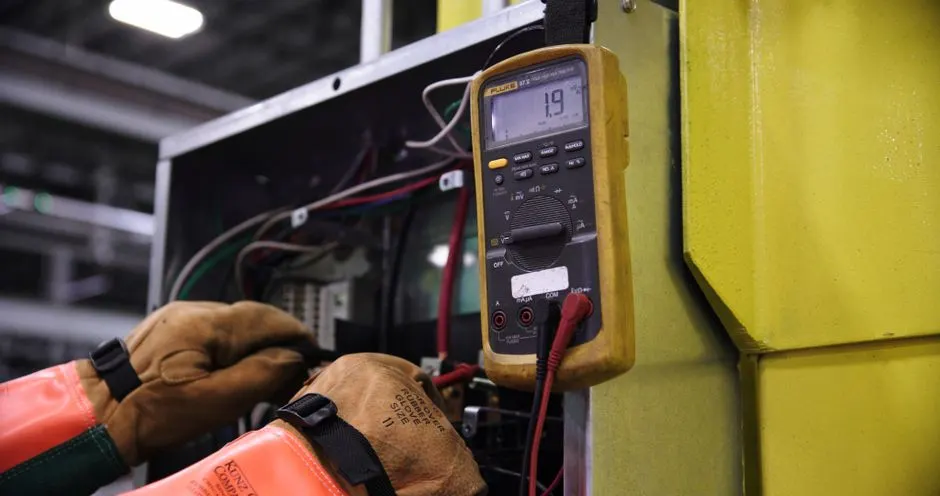 Elektrik panosunda çalışan usta