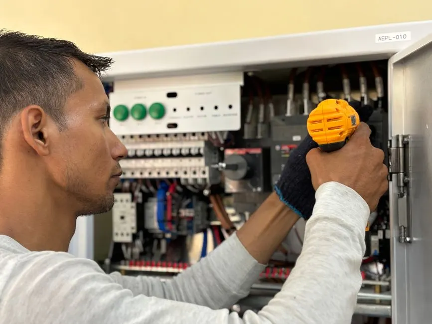 Elektrik panosunda çalışan usta