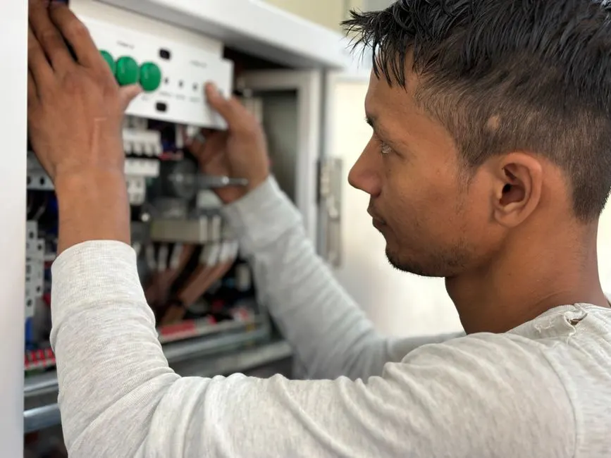 Elektrik panosunda çalışan usta