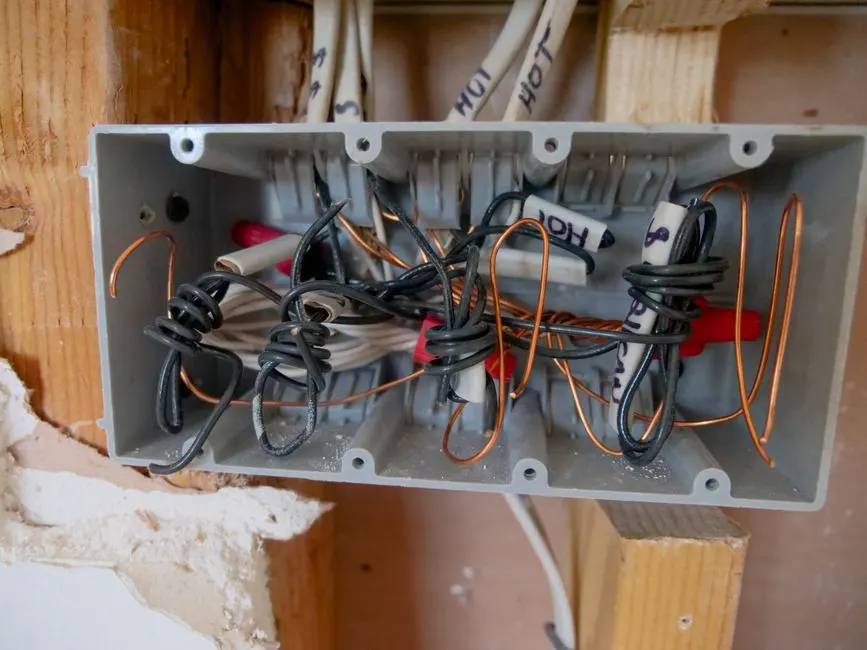 Sigorta kutusunda çalışan elektrikçi