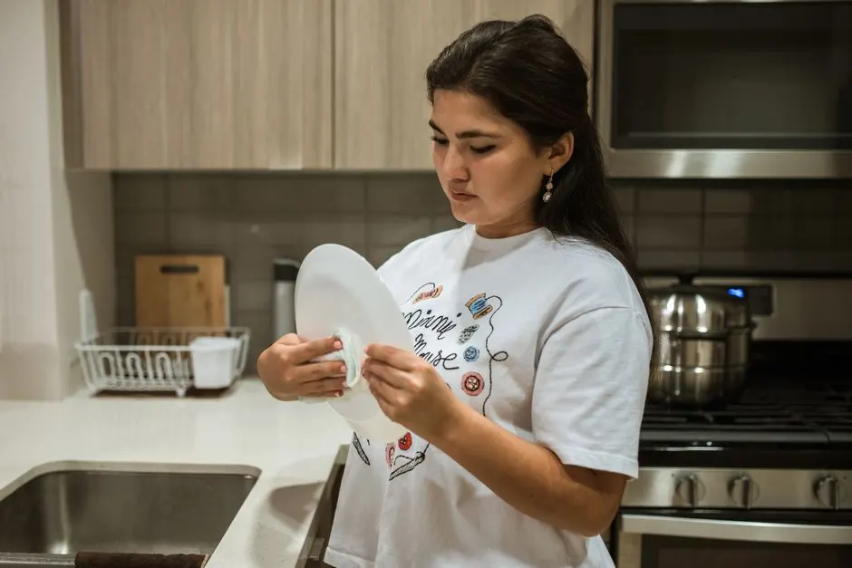 Mutfak tezgâhını silen temizlikçi