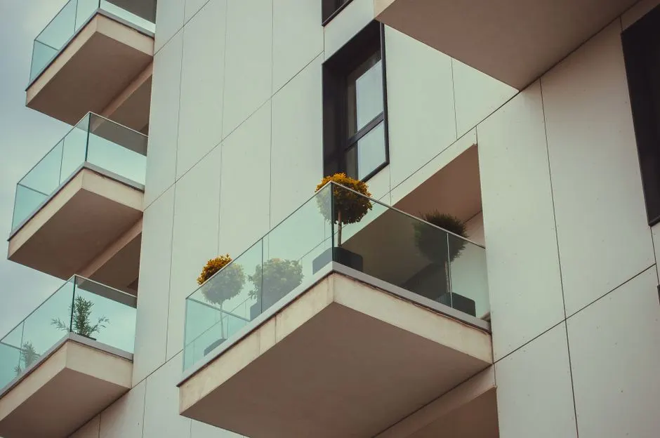 Cam balkonlu apartman cephesi