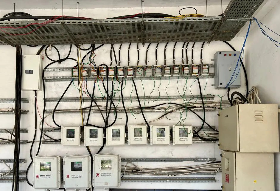 Sayaçların ve sigortaların bulunduğu elektrik panosu